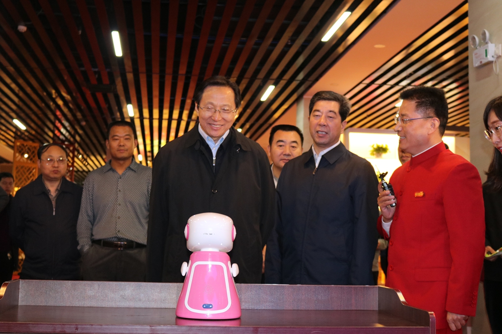 农业部长韩长赋与6686手机端入口智能机器人“红红”互动_副本.jpg